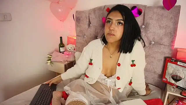 Snapshot of Dulce_Bella_ chatting on 02.15.26 Dulce Bella online show from 02.15.26