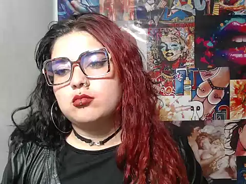 Snapshot of Curvy-Queen chatting on 09.25.25 Curvy-Queen online show from 09.25.25