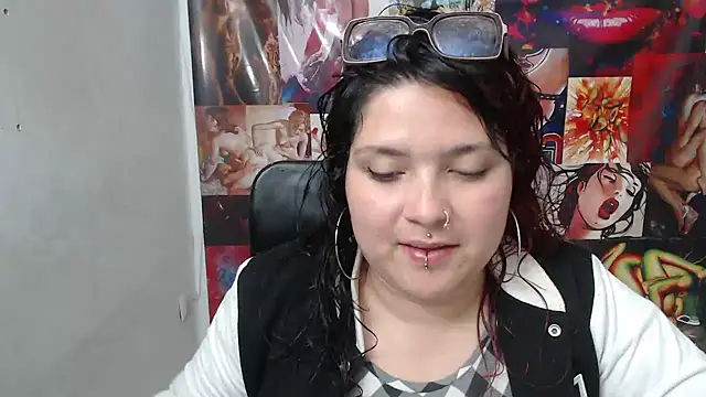 Snapshot of Curvy-Queen chatting on 10.11.25 Curvy-Queen online show from 10.11.25