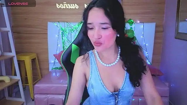 Snapshot of bella_vibess_s chatting on 03.20.26 bella vibess s online show from 03.20.26