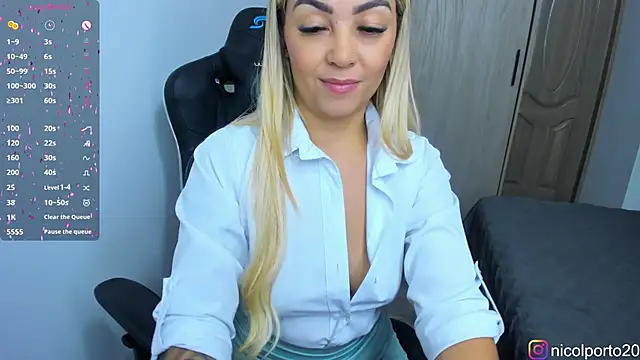 Snapshot of NicolPorto chatting on 10.31.25 NicolPorto online show from 10.31.25