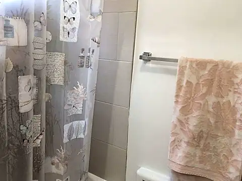 Snapshot of littyleesh1 chatting on 10.21.25 littyleesh1 online show from 10.21.25