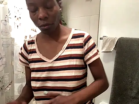 Snapshot of littyleesh1 chatting on 11.23.25 littyleesh1 online show from 11.23.25