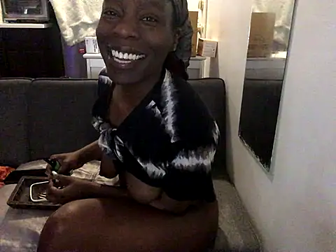 Snapshot of littyleesh1 chatting on 12.19.25 littyleesh1 online show from 12.19.25