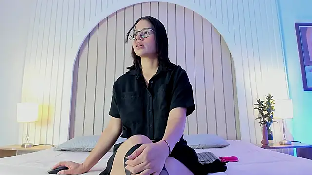 Snapshot of maria_gil chatting on 02.21.26 maria gil online show from 02.21.26