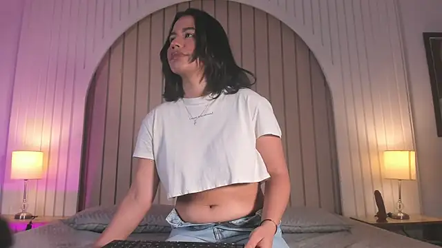 Snapshot of maria_gil chatting on 03.28.26 maria gil online show from 03.28.26