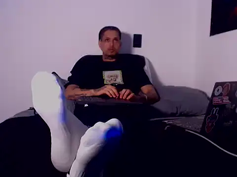 Snapshot of MASTER_PIG_FARMER chatting on 10.25.25 MASTER PIG FARMER online show from 10.25.25