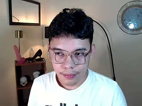 Snapshot of keirflorianxx chatting on 10.18.25 keirflorianxx online show from 10.18.25