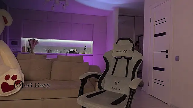 Snapshot of SofI-Play chatting on 10.27.25 SofI-Play online show from 10.27.25