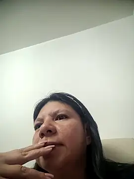 Snapshot of kinky_momm chatting on 10.07.25 kinky momm online show from 10.07.25