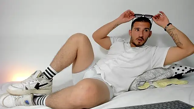 Snapshot of estivii chatting on 11.02.25 estivii online show from 11.02.25