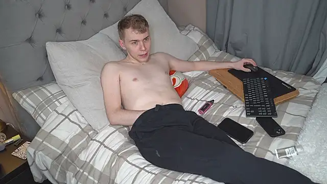 Snapshot of scottishtwink01 chatting on 03.29.26 scottishtwink01 online show from 03.29.26