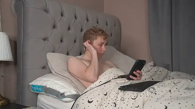 Snapshot of scottishtwink01 chatting on 05.10.26 scottishtwink01 online show from 05.10.26