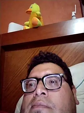 Snapshot of Santiagoqro85 chatting on 10.15.25 Santiagoqro85 online show from 10.15.25