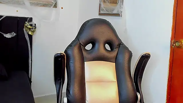 Snapshot of cassian_gold chatting on 10.22.25 cassian gold online show from 10.22.25
