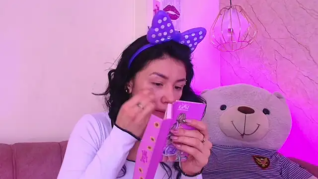 april bennett online show from 11.19.25