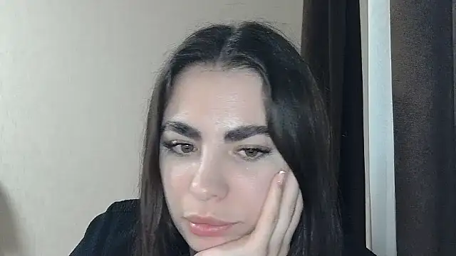 Snapshot of Noviraa chatting on 05.24.26 Noviraa online show from 05.24.26