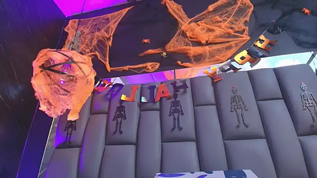 kissme luna online show from 10.31.25