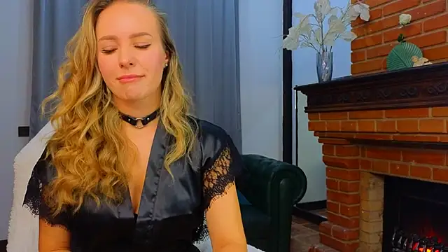 Hloya Mei online show from 10.15.25