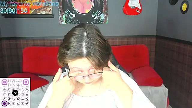 Snapshot of Mila__Cutee chatting on 10.18.25 Mila Cutee online show from 10.18.25