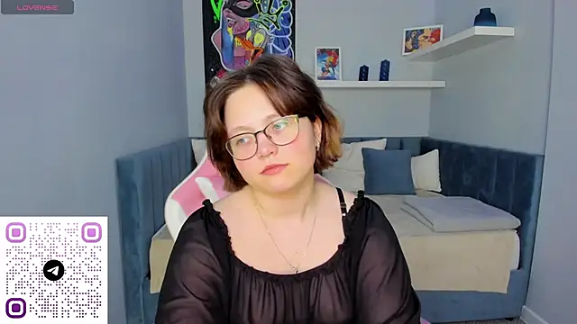 Snapshot of Mila__Cutee chatting on 10.19.25 Mila Cutee online show from 10.19.25