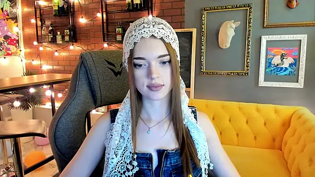 Snapshot of FlexyFox chatting on 09.17.25 FlexyFox online show from 09.17.25