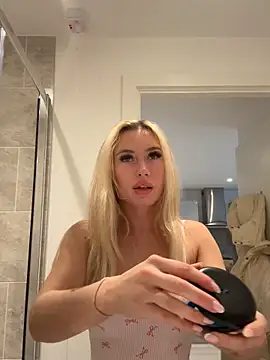 Snapshot of SexySaraxxoo chatting on 04.18.26 SexySaraxxoo online show from 04.18.26