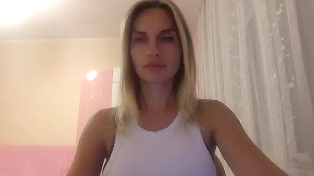 Snapshot of KarelliaStar chatting on 09.15.25 KarelliaStar online show from 09.15.25