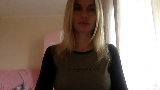 Snapshot of KarelliaStar chatting on 09.19.25 KarelliaStar online show from 09.19.25