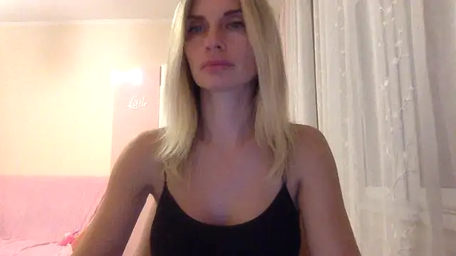 Snapshot of KarelliaStar chatting on 09.28.25 KarelliaStar online show from 09.28.25