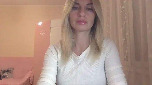 Snapshot of KarelliaStar chatting on 10.12.25 KarelliaStar online show from 10.12.25