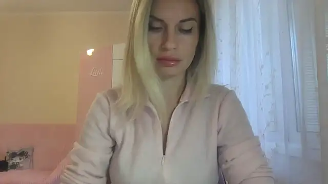 Snapshot of KarelliaStar chatting on 10.13.25 KarelliaStar online show from 10.13.25