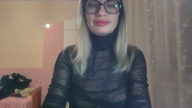 Snapshot of KarelliaStar chatting on 10.25.25 KarelliaStar online show from 10.25.25