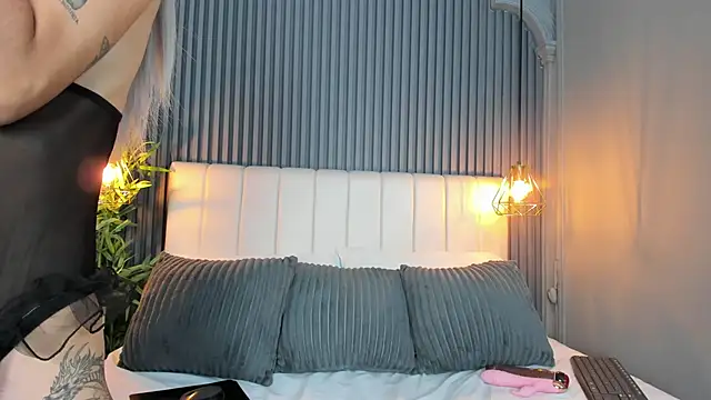 LunaBloomn online show from 10.08.25