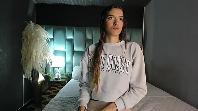 Snapshot of CarolinaaGomezz chatting on 10.17.25 CarolinaaGomezz online show from 10.17.25