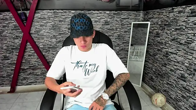Snapshot of weesley_boy chatting on 10.11.25 weesley boy online show from 10.11.25
