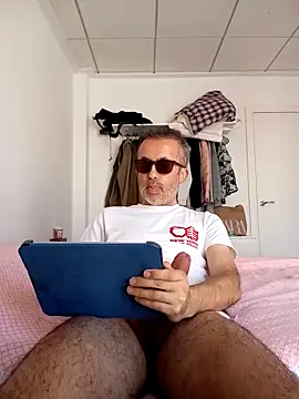 Snapshot of EmilioTaladdro chatting on 04.18.26 EmilioTaladdro online show from 04.18.26