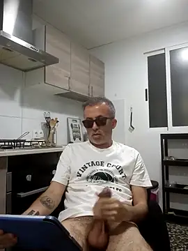 Snapshot of EmilioTaladdro chatting on 05.01.26 EmilioTaladdro online show from 05.01.26