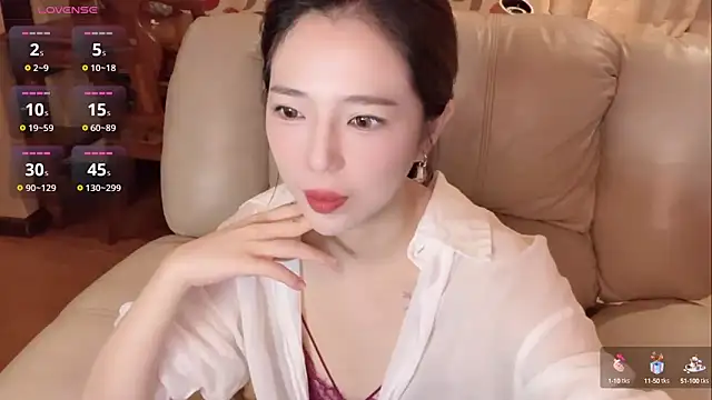 Snapshot of miss-lin chatting on 09.26.25 miss-lin online show from 09.26.25