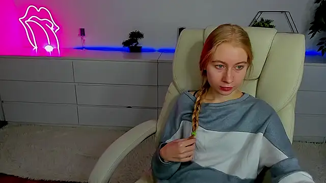 Snapshot of Alina_Blonde chatting on 09.26.25 Alina Blonde online show from 09.26.25