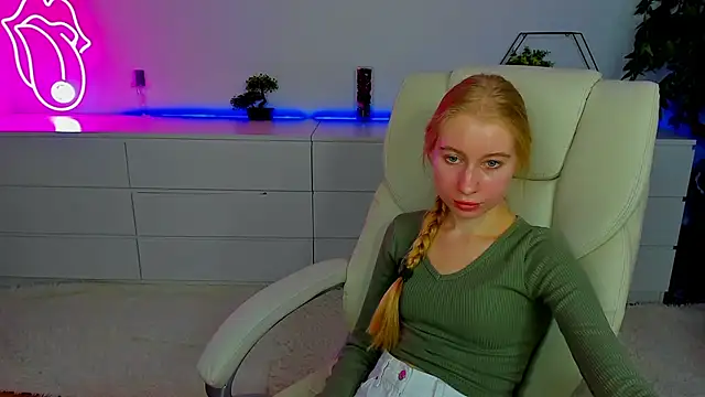Snapshot of Alina_Blonde chatting on 10.01.25 Alina Blonde online show from 10.01.25