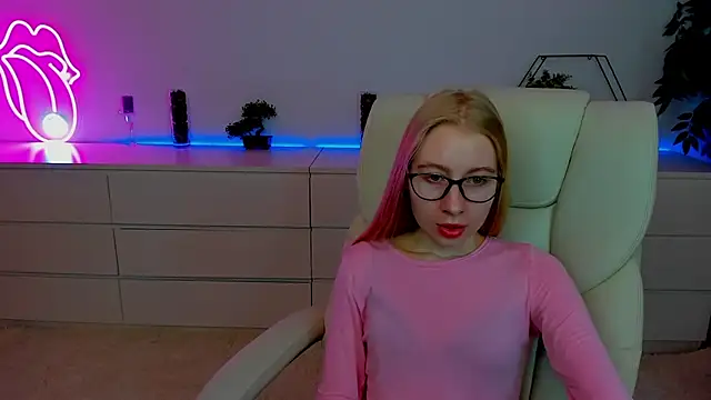 Snapshot of Alina_Blonde chatting on 10.07.25 Alina Blonde online show from 10.07.25