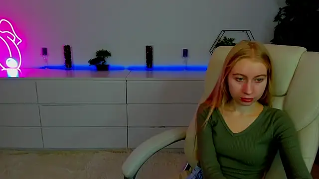 Snapshot of Alina_Blonde chatting on 10.15.25 Alina Blonde online show from 10.15.25