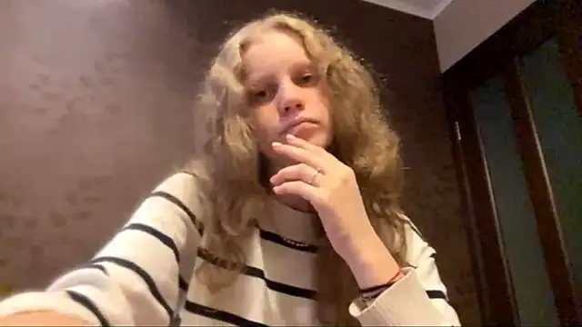 Snapshot of GlyndaCaver chatting on 10.21.25 GlyndaCaver online show from 10.21.25