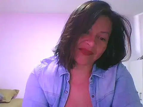 Snapshot of adri89-g chatting on 10.26.25 adri89-g online show from 10.26.25