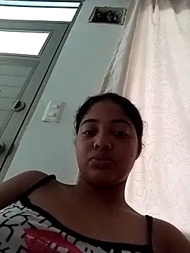 Snapshot of Camila-18w chatting on 10.29.25 Camila-18w online show from 10.29.25