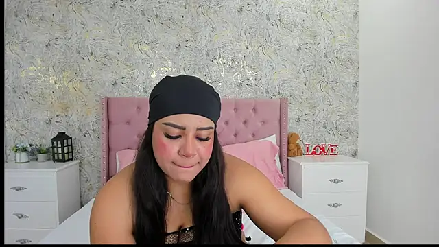 Snapshot of SienaWild chatting on 11.06.25 SienaWild online show from 11.06.25