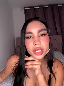 karolaalcendra online show from 10.24.25