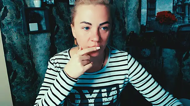 Snapshot of EmmaCat_ chatting on 11.10.25 EmmaCat online show from 11.10.25