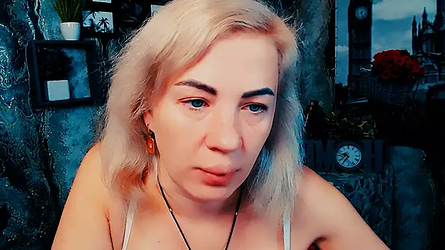 Snapshot of EmmaCat_ chatting on 11.13.25 EmmaCat online show from 11.13.25